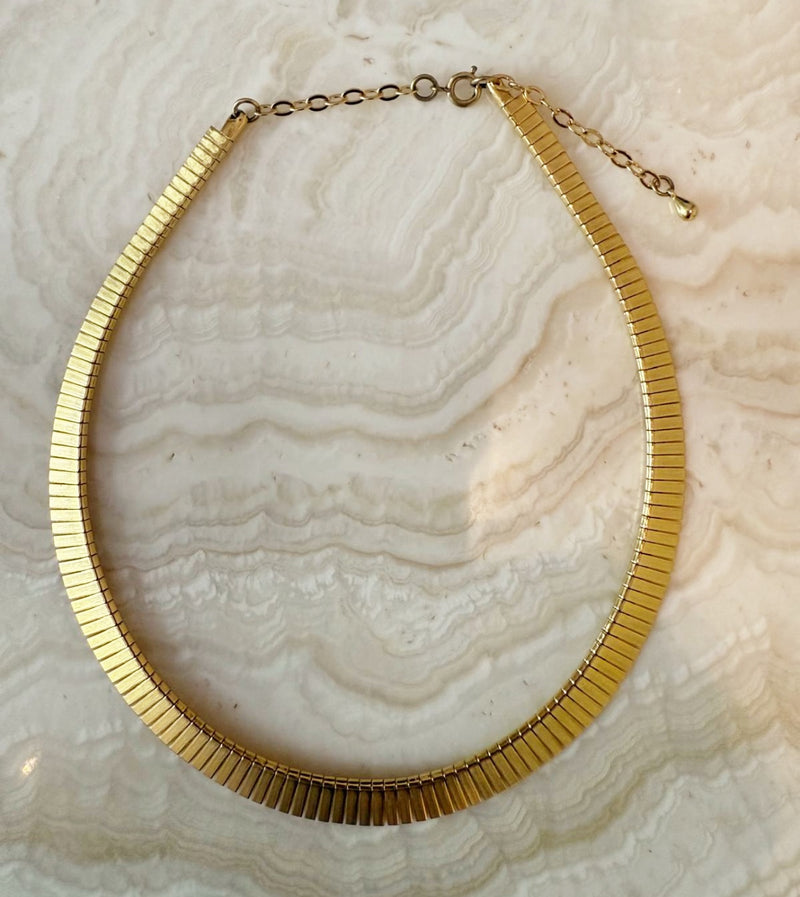 UNDERSTATED NECKLACE