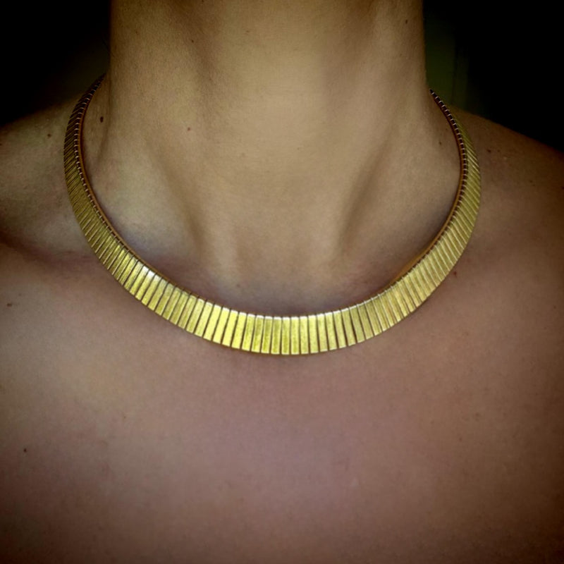 UNDERSTATED NECKLACE