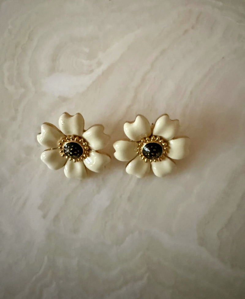 WHITE FLOWER EARRINGS