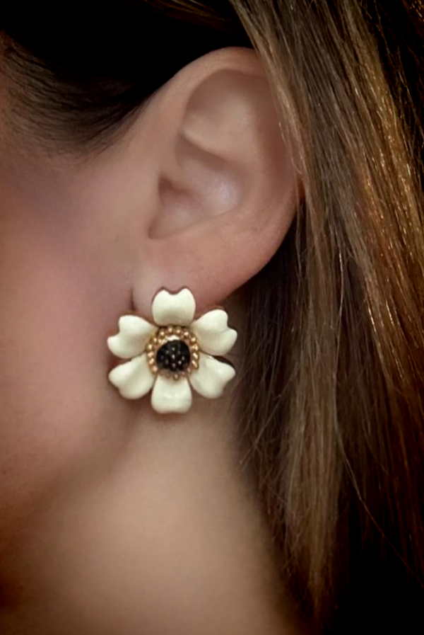 WHITE FLOWER EARRINGS